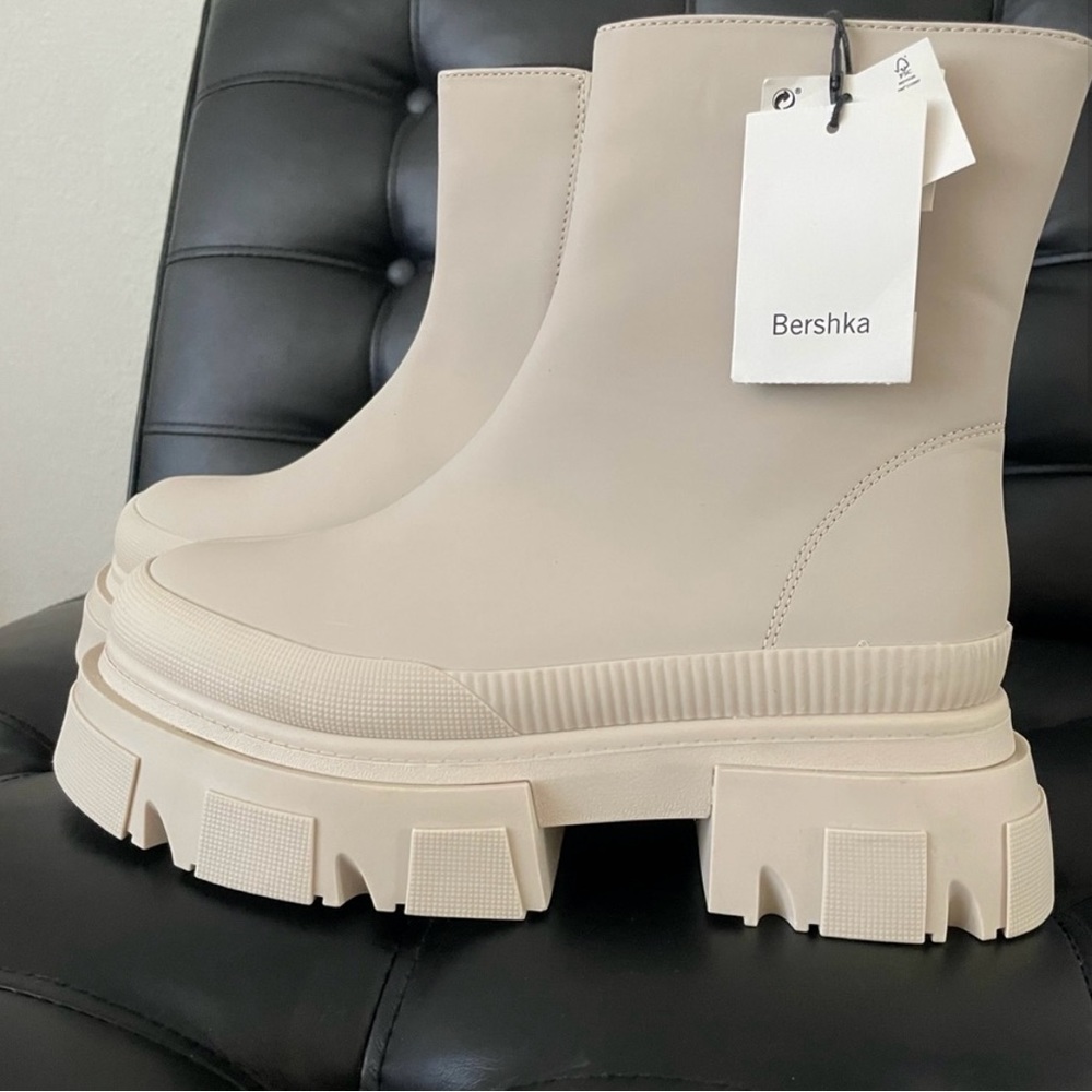 NWT BERSHKA BOOTS 🤍